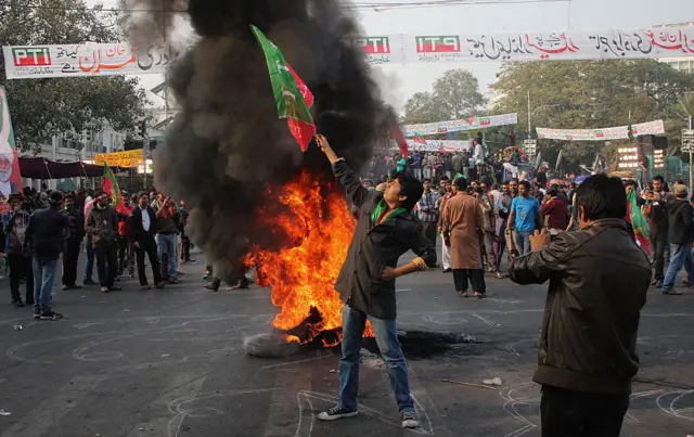 ইমরান খানকে গ্রেফতারের পর সারাদেশে সহিংস বিক্ষোভ শুরু হয়েছিল।
