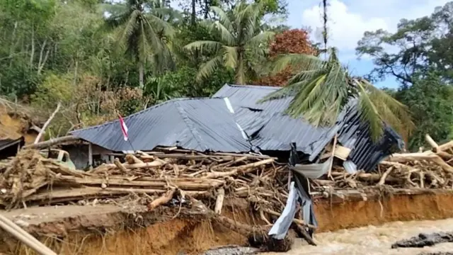 Gereja BNKP Hutanabolon yang semula ditempati para pengungsi telah hancur diterjang banjir bandang.