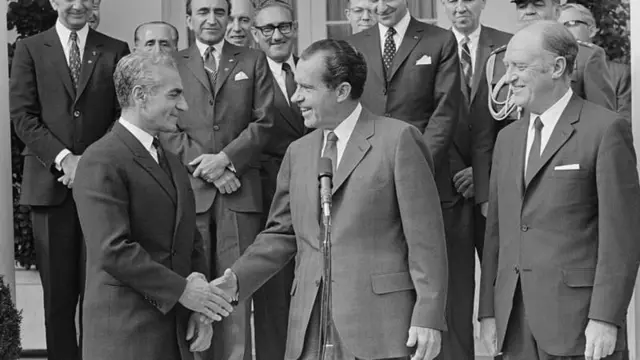 O xá Mohamed Reza Pahlevi e o presidente norte-americano Richard Nixon, em 1969.
