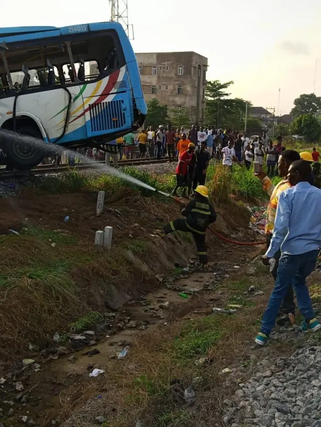 Train accident in Lagos: At least three pesin die, several injure as train crush goment bus for Lagos