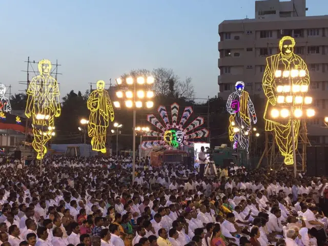 சீரியல் விளக்கால் செய்யப்பட்ட தலைவர்களின் கட்அவுட்டுகள்