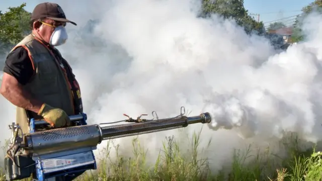 Un hombre fumigando.