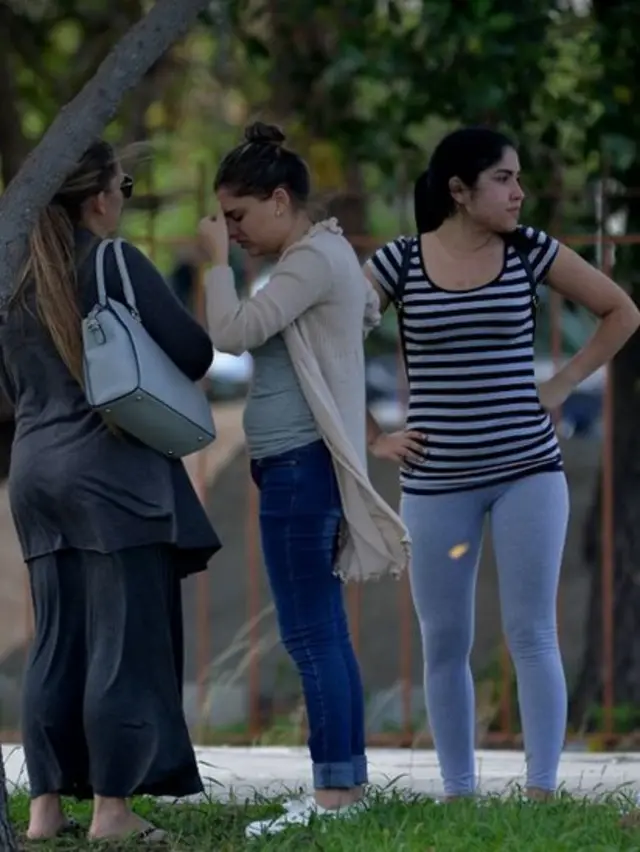 Familiares de las víctimas esperan información a la afueras del Instituto de Medicina Legal de La Habana.