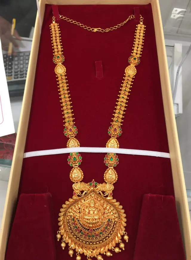 బంగారంపై లక్ష్మీదేవి చిత్రం