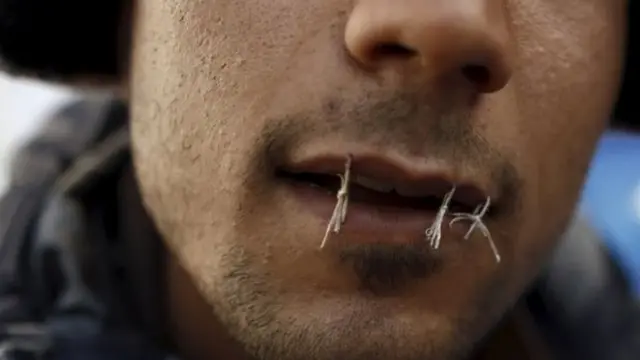 متظاهر تونسي