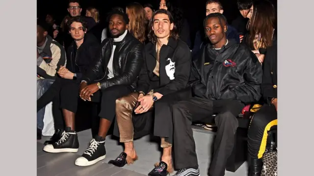 Эктор Бельерин на Лондонской неделе моды - в шелковой пижаме и шлепанцах Gucci