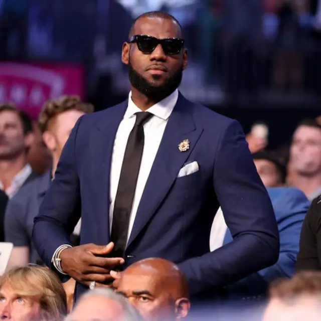 LeBron James de traje.