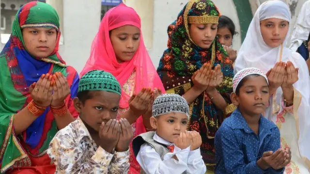 பஞ்சாப் அமிர்த்சரிலுள்ள மசூதியில் பக்ரீத் திருநாளில் தொழுகை செய்யும் இந்திய இளம் இஸ்லாமியர்.