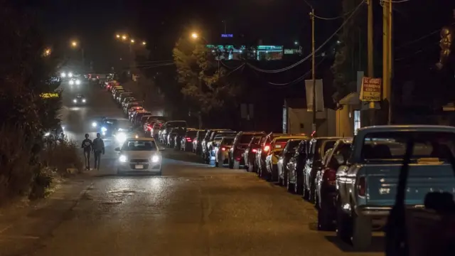 Fila de autos esperando conseguir gasolina.