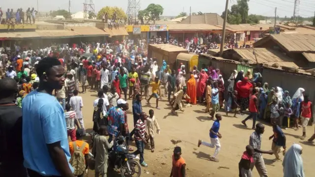 Yayin da wasu ke haduwa domin murnar