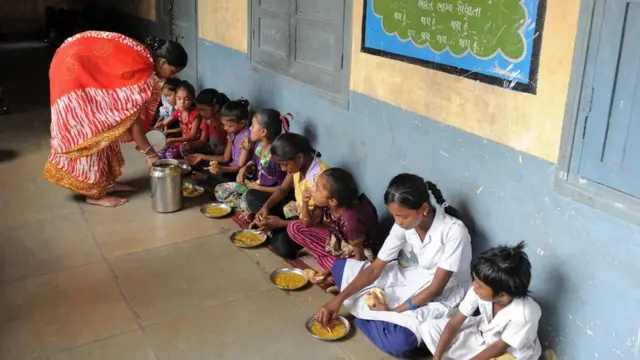 ભોજન લેતાં બાળકો