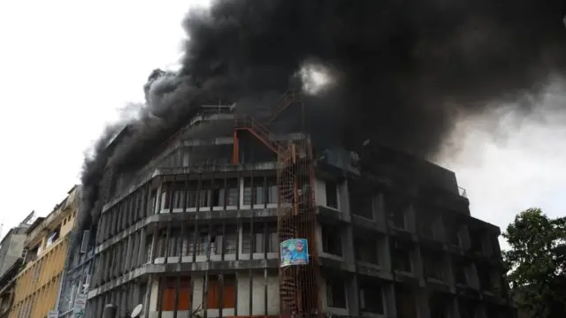 Ọdọ ahia na-agba ọkụ