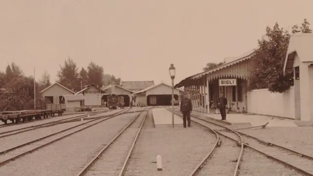 Stasiun kereta api Sigli, Aceh, diabadikan antara 1897 dan 1906.