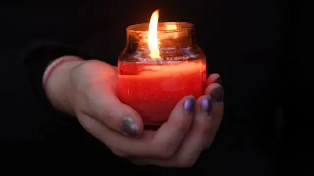 মোমবাতি প্রজ্জ্বলন।