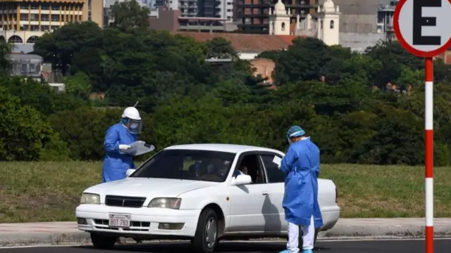 Profissionaisaposte futebolsaúde checam pessoas que cruzam a fronteira com o Brasil