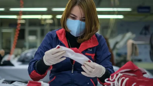 Dệt may cũng là một trong những ngành chịu ảnh hưởng nhiều bởi dịch COVID-19.