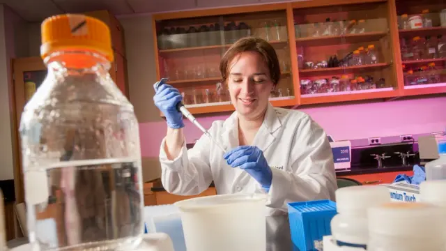 Mujer en el laboratorio