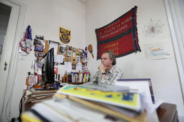 Luis Fondebrider en su oficina