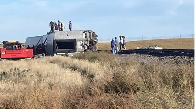 واگن مسافربری این قطار واژگون شده است