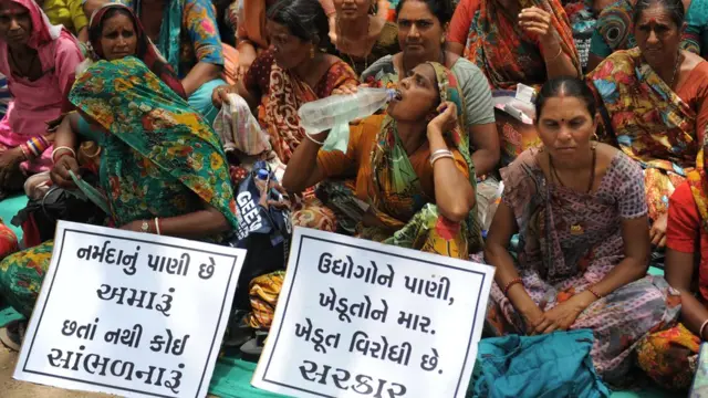 ઉદ્યોગગૃહોનો વિરોધ કરી રહેલા લોકોની તસવીર