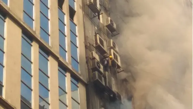 ধোঁয়ায় আচ্ছন্ন ভবন