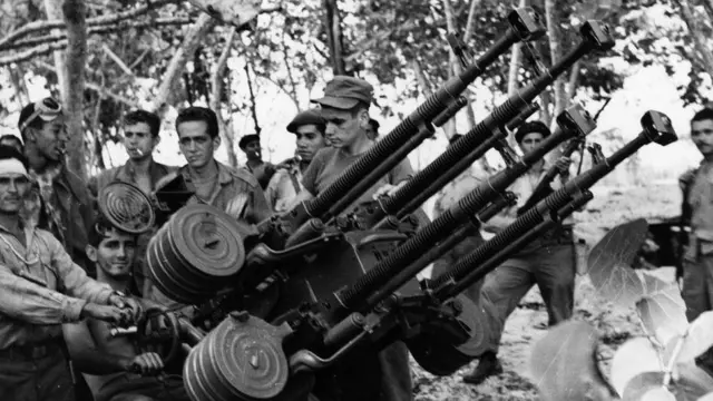 صاغ عالم النفس إيرفينغ جانيس مصطلح "التفكير الجماعي" تعقيبا على القرارات الخاطئة التي اتخذتها إدارة كينيدي وأدت إلى محاولة غزو خليج الخنازير الفاشلة