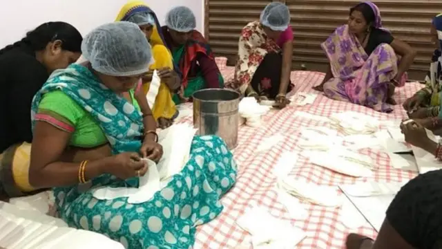 सुकर्मा फाउंडेशन में पैड बनाती महिलाएं