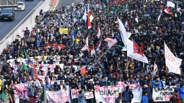 Mahasiswa dari sejumlah elemen mahasiswa se-Jabodetabek berunjuk rasa di depan kompleks Parlemen, Senayan, Jakarta, 23 September 2019.