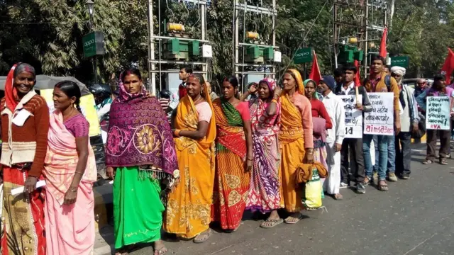 રસ્તા પર વિરોધ કરતા લોકો