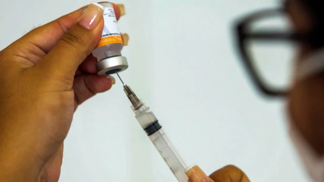 Une infirmière prête à vacciner un patient contre le Covid