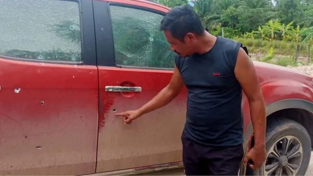 รถของชายคนนี้ได้รับความเสียหาย โดยเขานับได้ว่ามีรอยกระสุน 24 รูบนรถของเขา