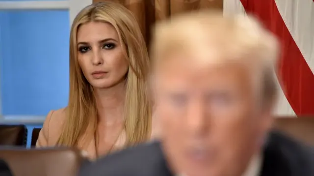 Ivanka Trump sentada detrás de su papá, el presidente Donald Trump.