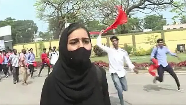 বিবি মুসকান খান নামে এই কলেজ ছাত্রীকে হয়রানির ভিডিও অনলাইনে ২০ লাখেরও বেশিবার দেখা হয়েছে।