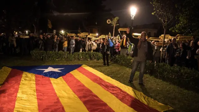 Тысячи каталонцев протестовали возле парламента в Барселоне против задержания региональных министров