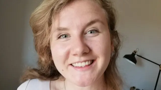 Abigail sourit à l'appareil