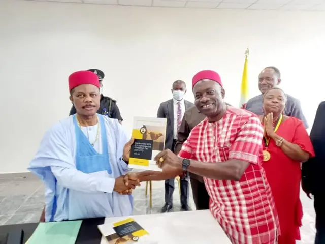 Outgoing govnor Willie Obiano and incoming govnor Prof Charles Soludo