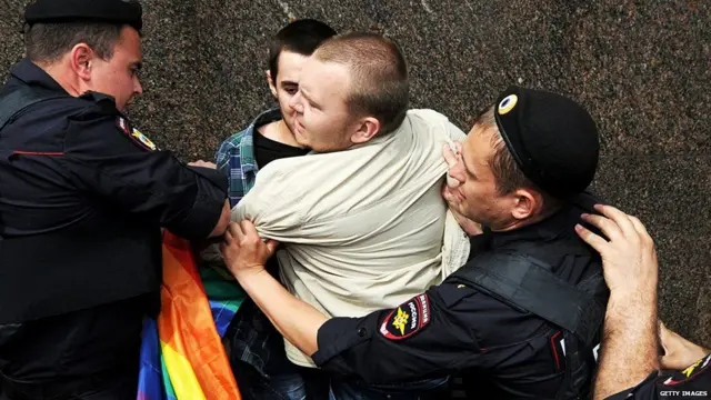 ชายถือธงสายรุ้งถูกตำรวจคุมตัว