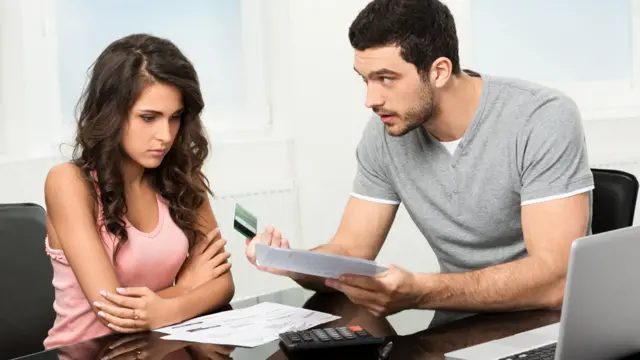 Pareja discutiendo sobre cuentas