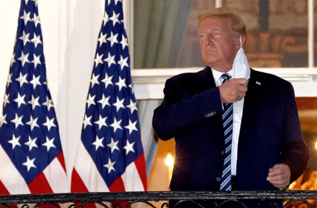Tổng thống Donald Trump tháo khẩu trang khi trở về Nhà Trắng từ Trung tâm Y tế Walter Reed vào ngày 5 tháng 10, sau khi nằm viện ba ngày vì virus corona.