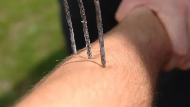 شخص يضع شوكة فوق يده