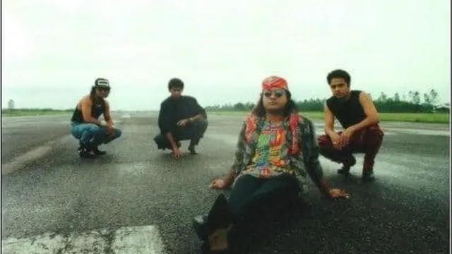 ১৯৯৩ সালে প্রত্যাশা অ্যালবামের ফটোশ্যুটে মাইলস।