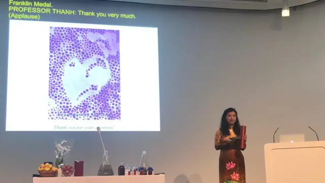 Giáo sư Nguyễn Thị Kim Thanh, Đại học UCL ở Anh trình bày bài giảng tại trụ sở Royal Society, London