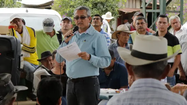 Rubén Zamora hablando con campesinos (Foto: Natalio Cosoy/ BBC Mundo)