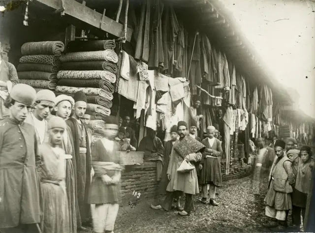 بازار (احتمالا) رشت، حدود ۱۹۰۰، عکاس آنتوآن سوروگین