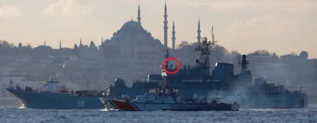 سربازی با یک موشکِ زمین‌به‌هوای دوش‌پرتاپ بر عرشه کشتی دیده می‌شود