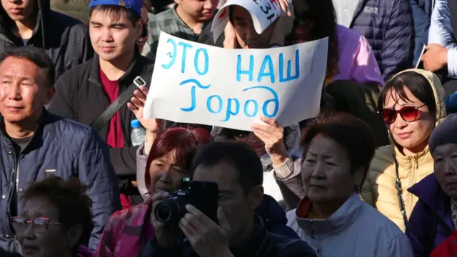 массовые митинги против назначения главой администрации Элисты Дмитрия Трапезникова