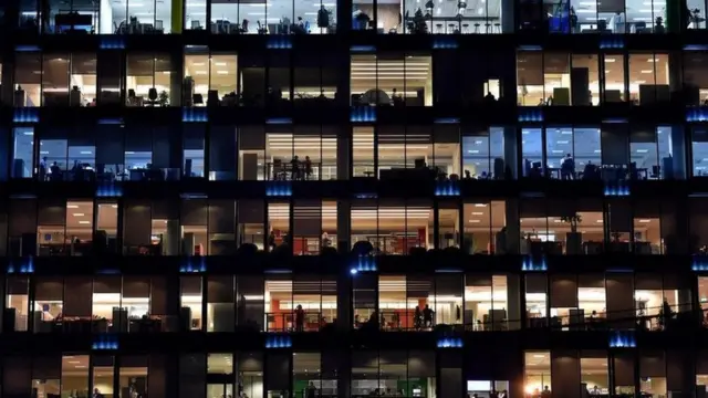 Un edificio de oficinas iluminado de noche