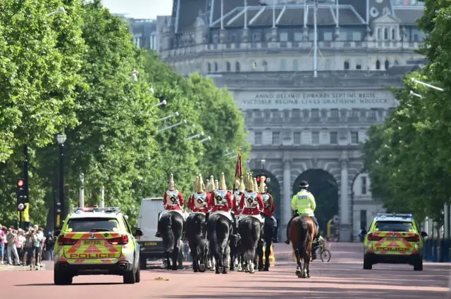 Polis, Kral atlı qvardiya süvarilərini müşayiət edir.
