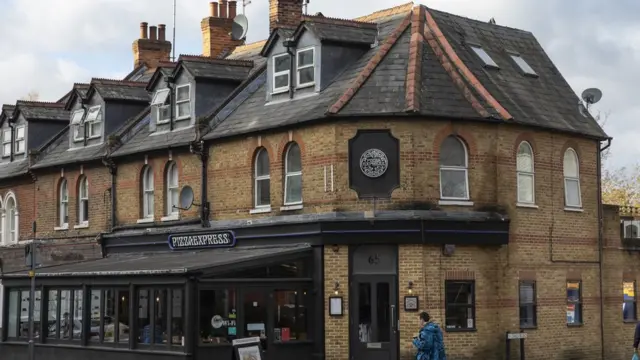 ร้านพิซซ่าเอ็กซ์เพรส ในย่านโวกิง