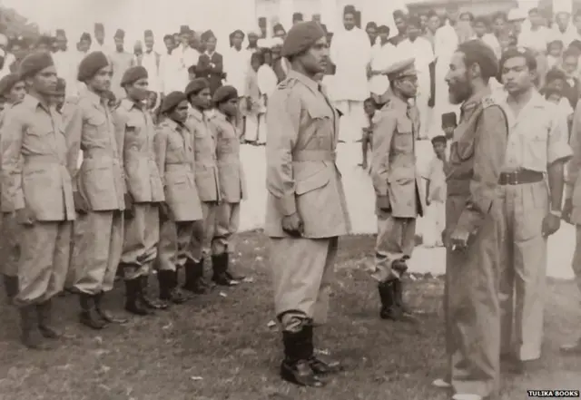 निझामाचे जवळचे सहकारी कासिम रझवी (उजवीकडे) रझाकारांशी चर्चा करताना.